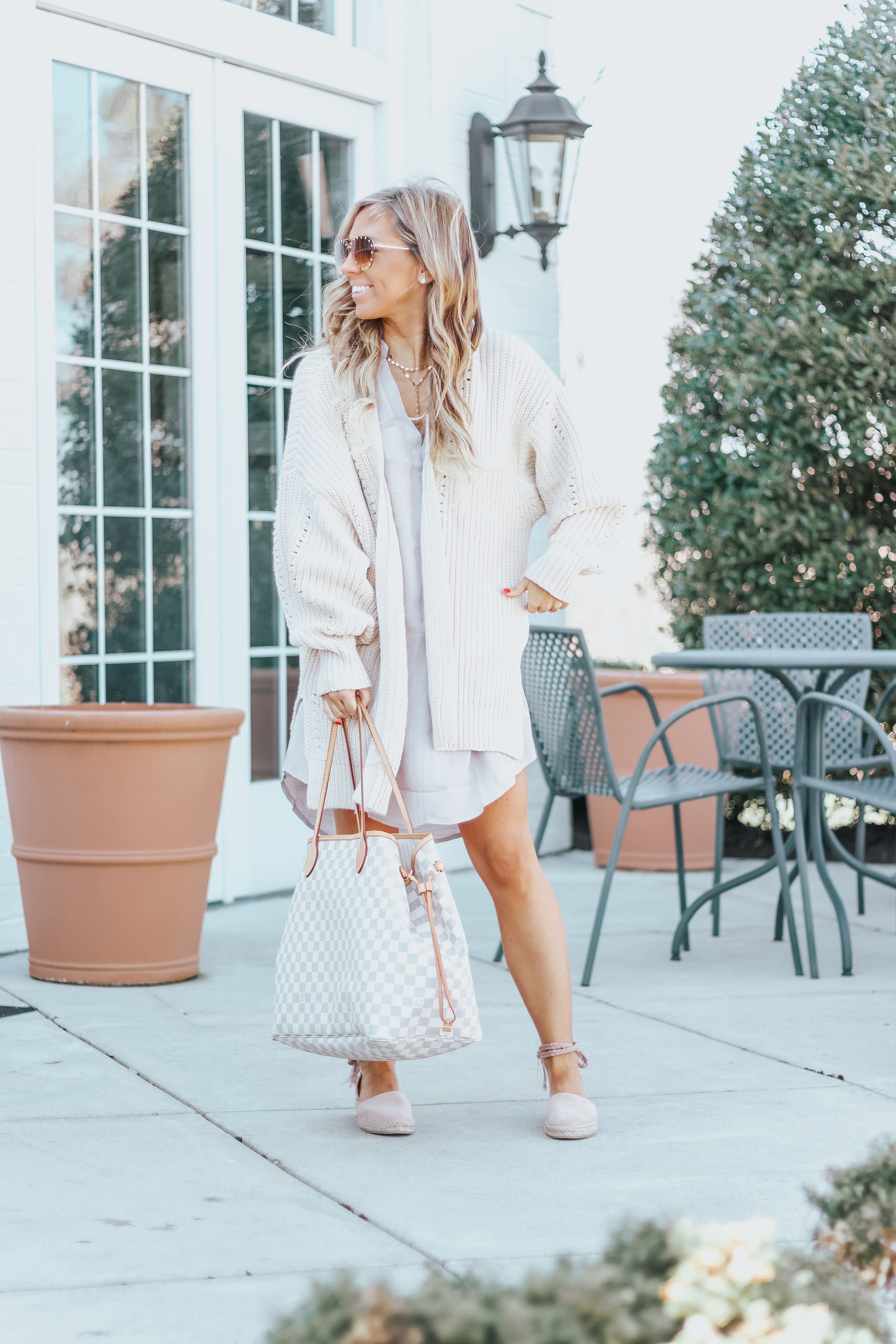 neutral spring outfits